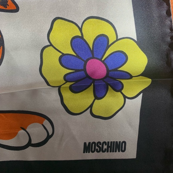 Super fun silk scarf from Moschino - Picture 5 of 8